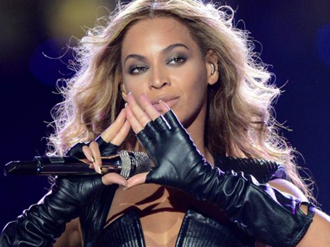 Beyoncé holding up The Eye of Providence, revealing her true Illuminati origin.