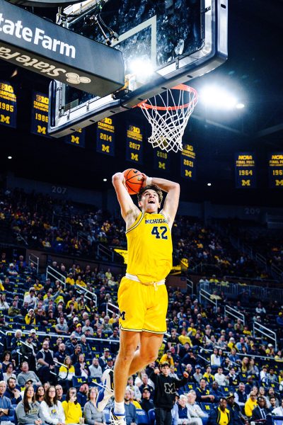 Will Tschetter going in for a dunk for the Michigan men's basketball team. 