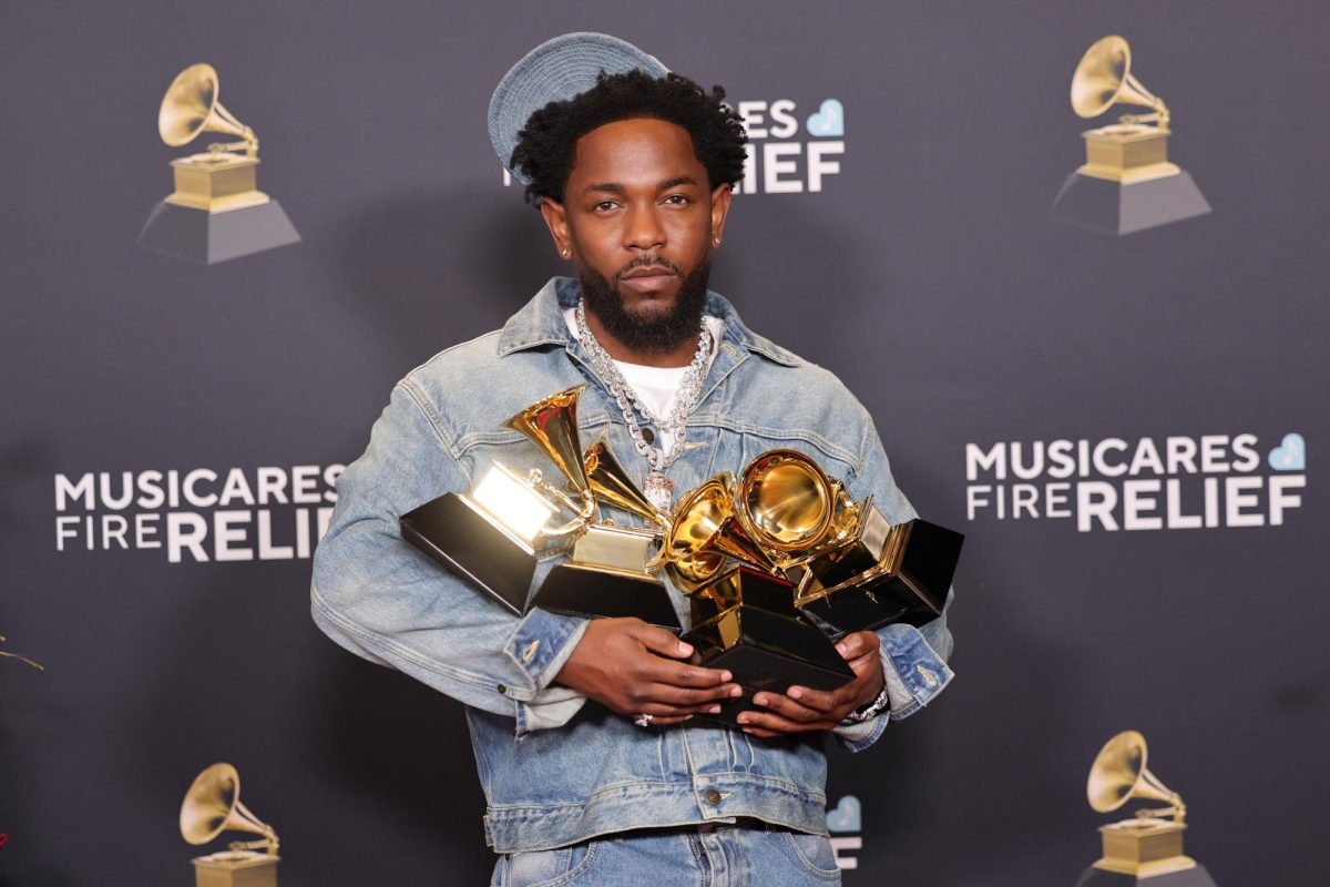 Kendrick Lamar with his 5 Grammys.