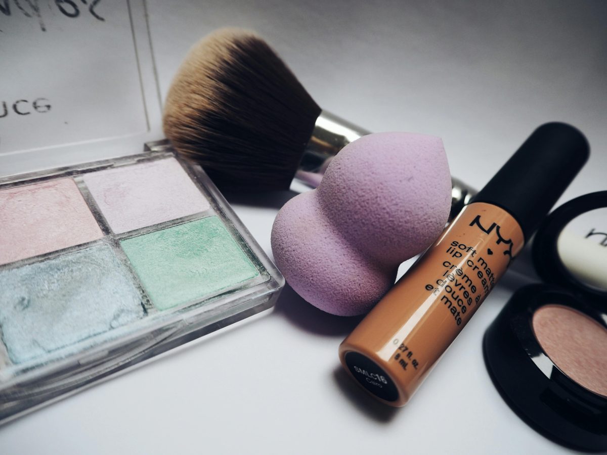 Makeup products on a Table
Photo Courtesy: Pexels by Beata Dudová